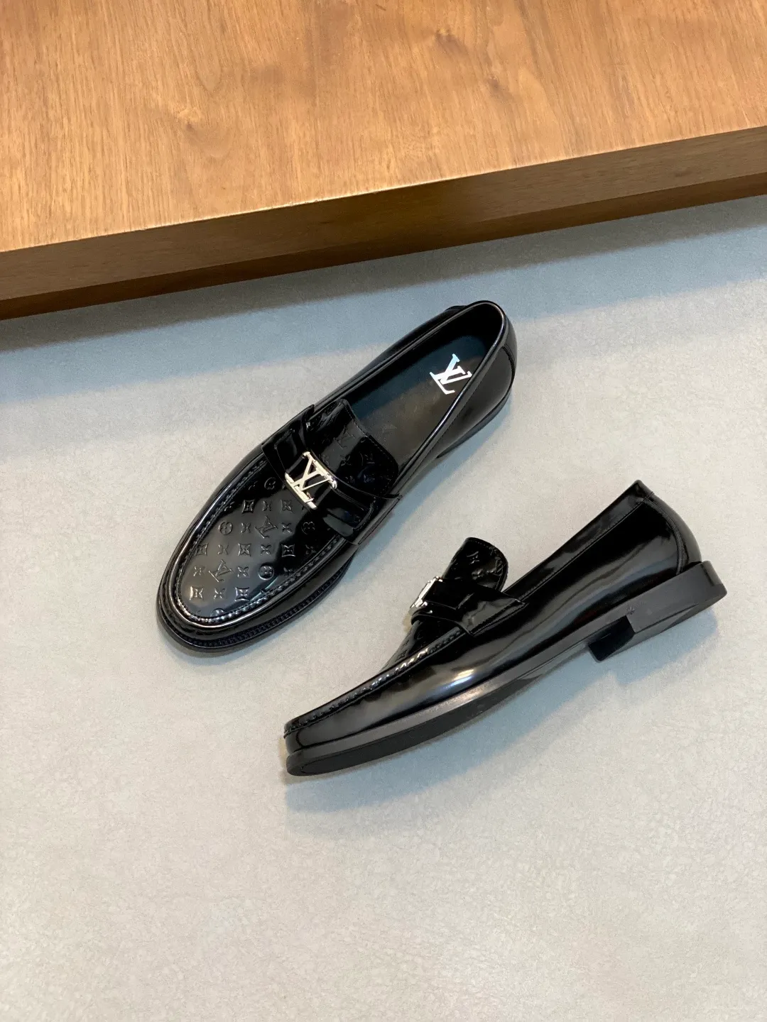 💰920 LV GLOVE slip-on loafers, top quality products produced in Guangzhou, ready for sale! These LV Glove loafers are made of selected soft crystal sheep leather. The leather surface has a slightly wrinkled texture and a very high-end texture. Each pair is unique. The leather surface is light and soft, with a delicate texture and good luster. It is a classic loafer style, with exquisite handmade mark stitching on the toe, and a square toe configuration to highlight the classic style. The horizontal band has hot-printed LV three-dimensional letters, semi-solid handcrafts and a genuine leather outsole, and a rubber patch on the heel to create wear-resistant performance and comfort. One of the must-have loafers for men! Comes with full original packaging! Code number: 39-40-41-42-43-44 (45 customized) standard leather shoe code